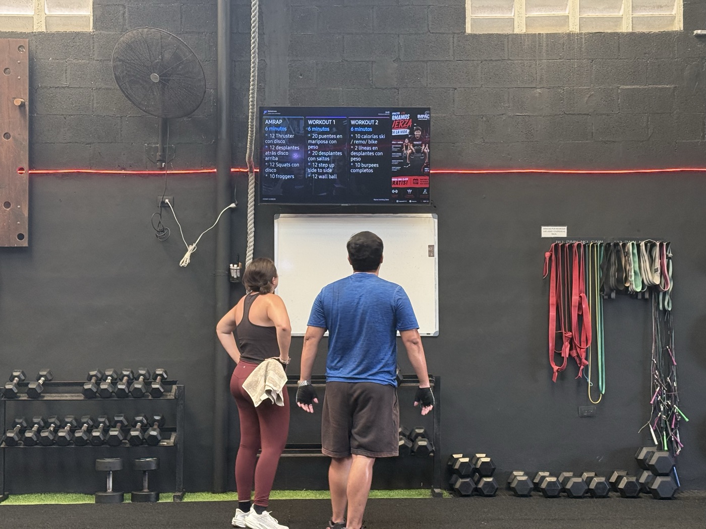 Pantallas en el entorno real de un gimnasio